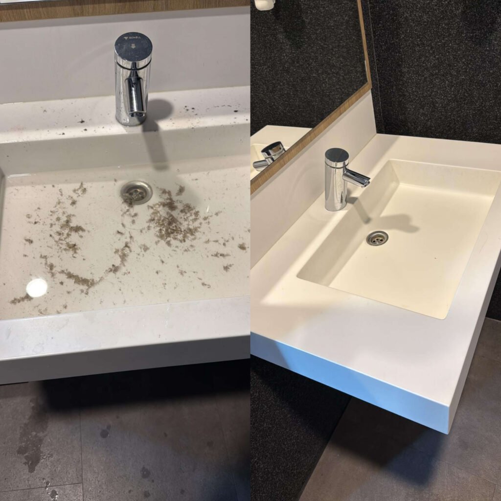 Voor en na reiniging van een sterk vervuilde wastafel door Aziz Services.